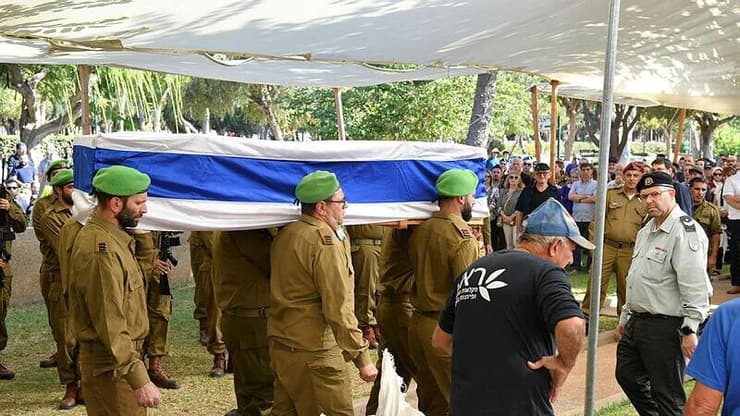 הלווייתו של סרן במיל' עמית חיות (צילום: נחום סגל ) הלוויתו של סרן (במיל') עמית חיות ז"ל