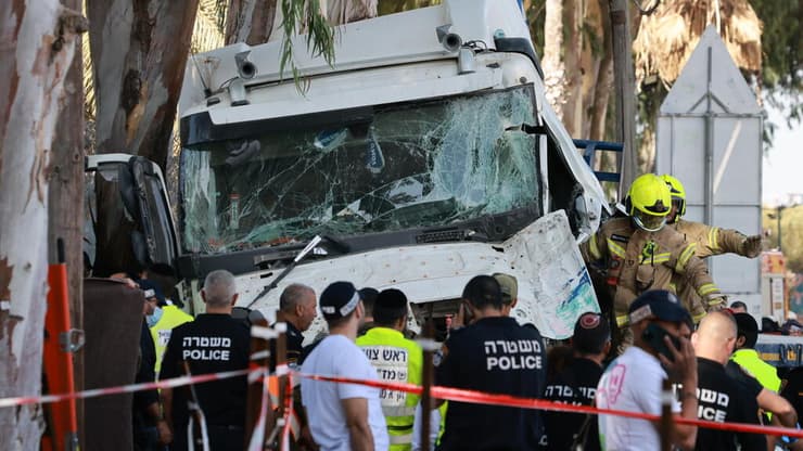 המשאית שבה נהג ראמי נאסראללה (צילום: טל שחר) פיגוע פגיעת משאית בתחנת אוטובוס בסמוך לבסיס מחנה חיים הרצוג - בה"ד 15