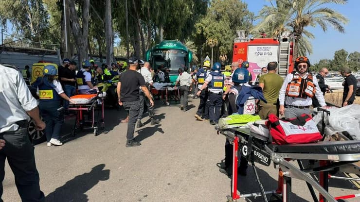 פגיעת משאית בתחנת אוטובוס בגלילות