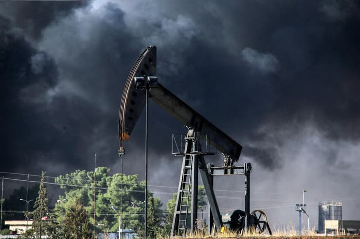 עשן מיתמר אחרי תקיפה של טורקיה בצפון מזרח סוריה 25 באוקטובר