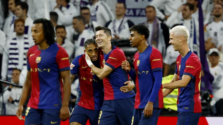 הצגה. שחקני ברצלונה חוגגים