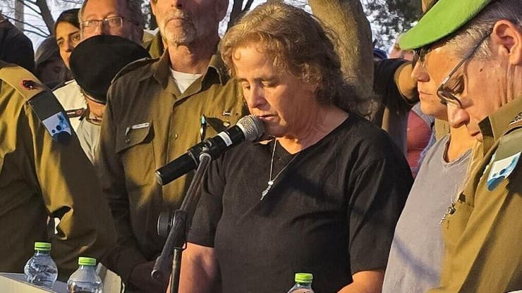 אמו של תום סגל ז"ל בהלוויתו