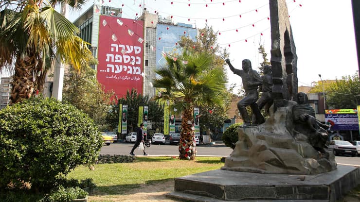 איום בעברית באיראן: "סערה נוספת מגיעה" (צילום: ATTA KENARE / AFP) טהרן