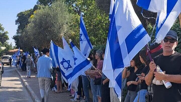 שיירת דגלים לכבודו של מאורי (צילום: דוברות המועצה האזורית עמק חפר) שיירת דגלים לכבודו של רס"ן (במיל') דן מאורי ז"ל