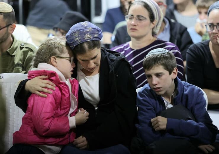 הלווייתו של הרב אבי גולדברג בהר הרצל (צילום: אלכס קולומויסקי) הלוויתו של הרב אבי גולדברג בהר הרצל