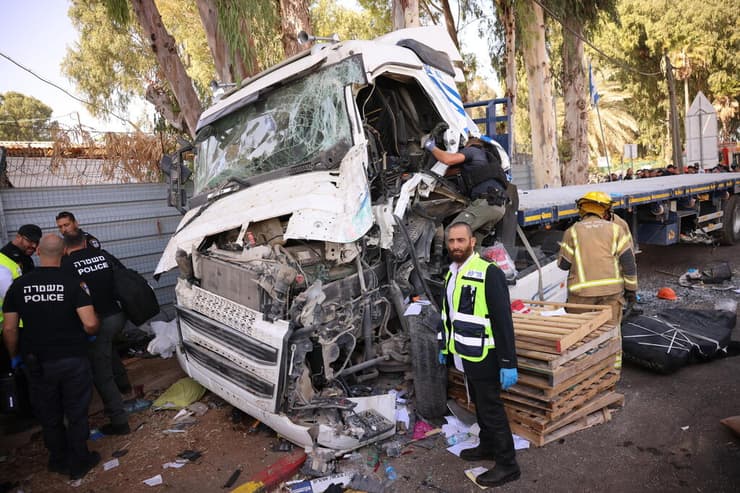 פיגוע פגיעת משאית בתחנת אוטובוס בסמוך לבסיס מחנה חיים הרצוג - בה"ד 15