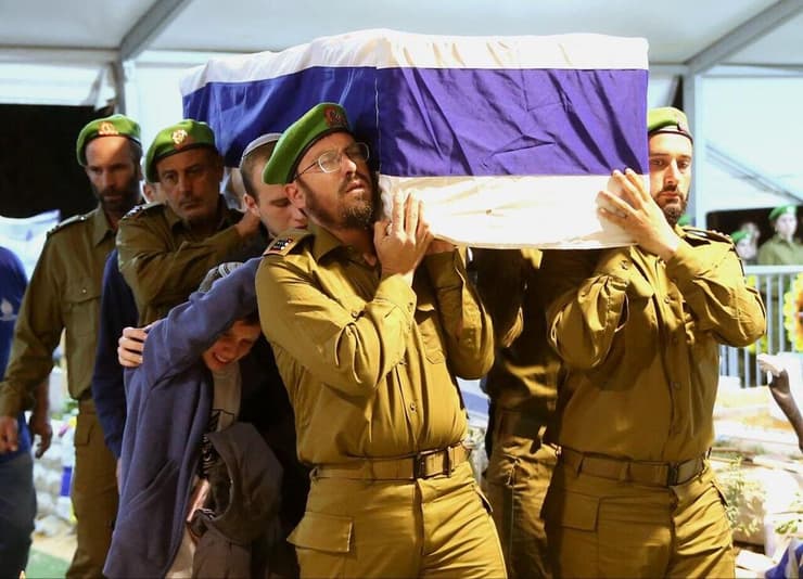 נושאים את הארון בהלוויית הרב אבי גולדברג בהר הרצל. "זו דרכם של דוד המלך, יהושע, האבות" (צילום: אלכס קולומויסקי) הלוויתו של הרב אבי גולדברג בהר הרצל