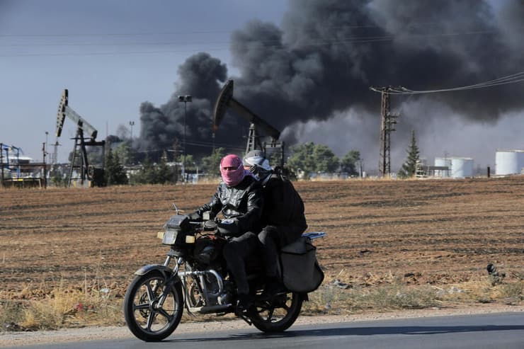 עשן מיתמר אחרי תקיפה של טורקיה בצפון מזרח סוריה 25 באוקטובר