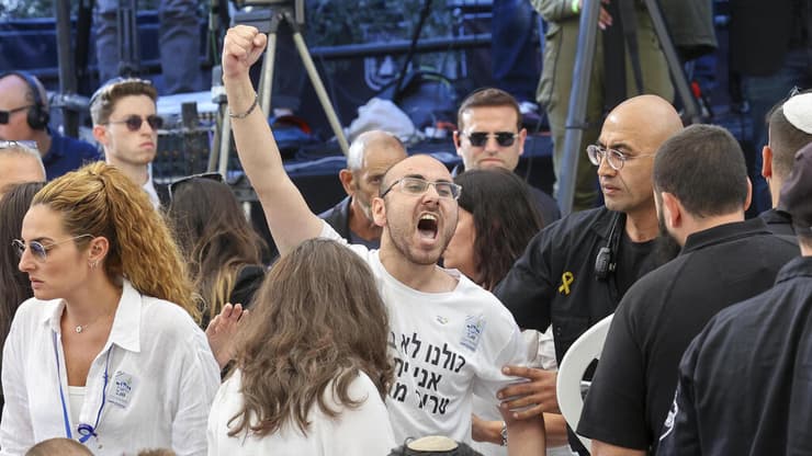 המהומה שהובילה להפסקת הנאום (צילום: Gil Cohen-Magen/Pool Photo via AP) טקס אזכרה ממלכתי לחללי מלחמת חרבות ברזל בהר הרצל
