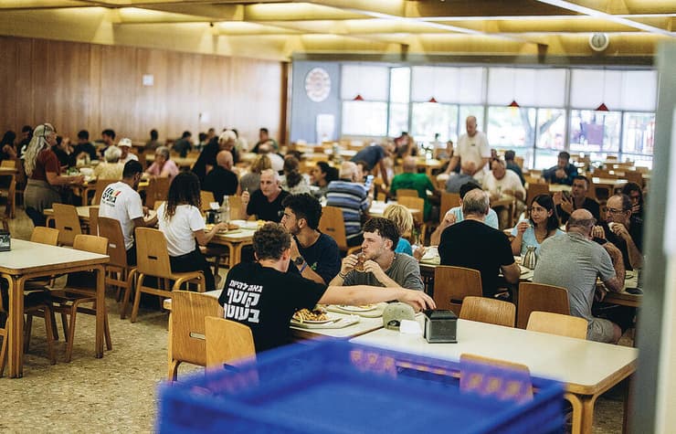 בביקור הראשון שלי בבארי המקום היה מלא בלוחמים. שנה אחרי תושבי הקיבוץ חזרו למלא את השולחנות yk14123316