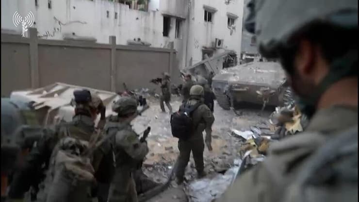 תיעוד ממצלמות הגוף של לוחמי שייטת 13 בסריקות בבית החולים ומעצר המחבלים שהתבצרו בו
