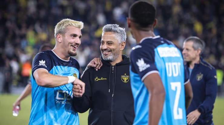 יצחקי חוגג עם שועה. מהפך מרשים של בית"ר (צילום: עוז מועלם) שחקן בית"ר ירושלים ירדן שועה עם ברק יצחקי