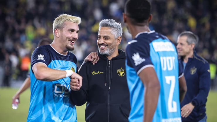 שחקן בית"ר ירושלים ירדן שועה עם ברק יצחקי