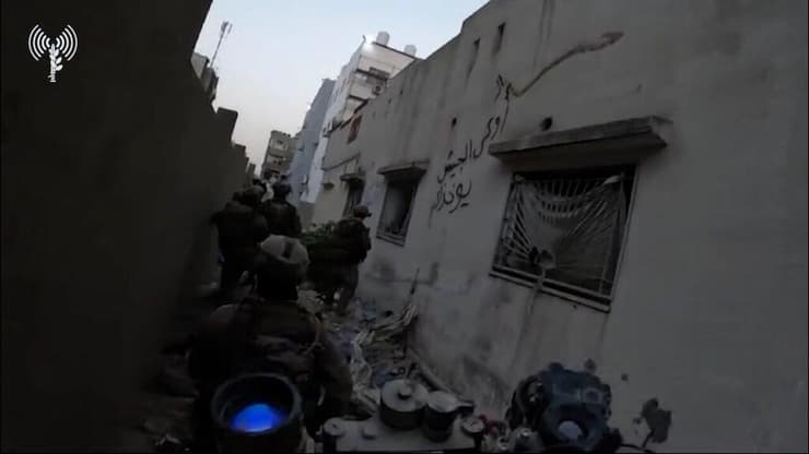 תיעוד ממצלמות הגוף של לוחמי שייטת 13 בסריקות בבית החולים ומעצר המחבלים שהתבצרו בו