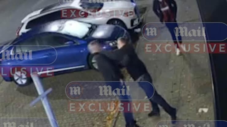 בריטניה חבר פרלמנט מייק אמסברי לייבור הושעה דפק מכות לאדם ברחוב