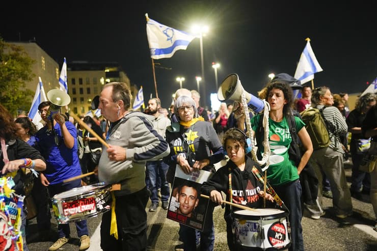 ''כל עסקה חייבת להבטיח שהישראלים לא יחיו יותר תחת איום'' (צילום: AP Photo/Ohad Zwigenberg) מחאה בירושלים