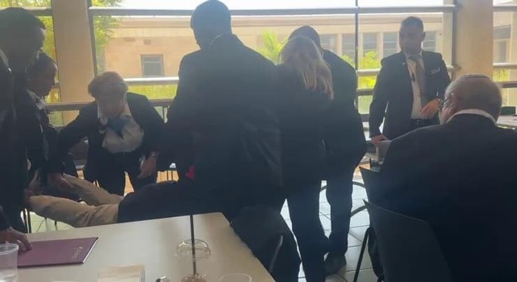 תיעוד: פעילים למען עסקת שחרור החטופים מחו במזנון הכנסת והוצאו הכוח