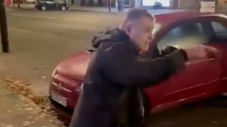 בריטניה חבר פרלמנט מייק אמסברי לייבור הושעה דפק מכות לאדם ברחוב