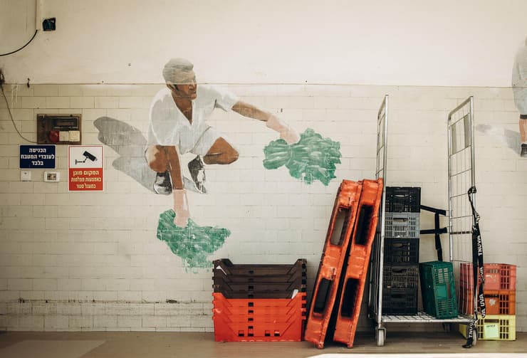 איור של דרור אור ז"ל, הגבן של מחלבת בארי ובעלה של יונת אור, שנרצח אף הוא בשבת ההיא (צילום: מיכה בריקמן) בארי