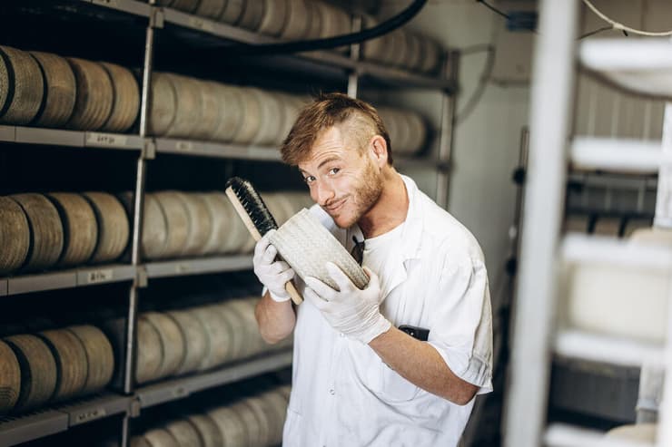 תום ממשיך לטפח את הבייבי של דרור אור, שנרצח בשבת הארורה. רגע לפני שמוסרים את הגבינה ללקוחות היא מקבלת טיפול אישי (צילום: מיכה בריקמן) בארי