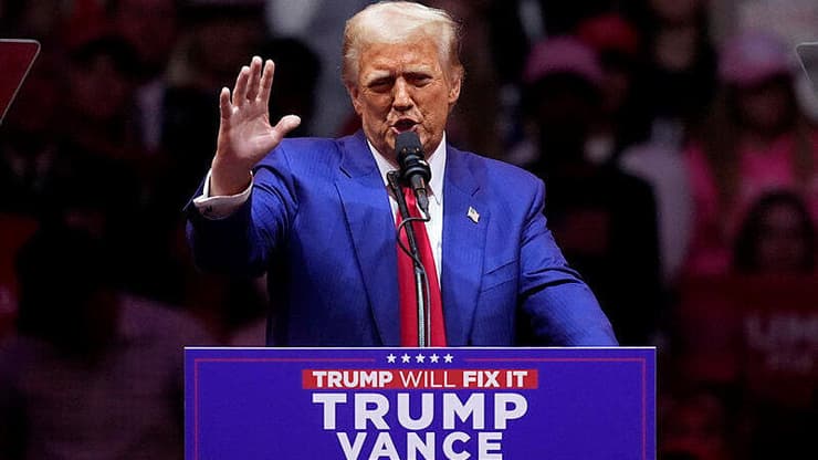 דונלד טראמפ בעצרת במדיסון סקוור גארדן (צילום:AP Photo/Evan Vucci) טראמפ במדיסון סקוור גארדן