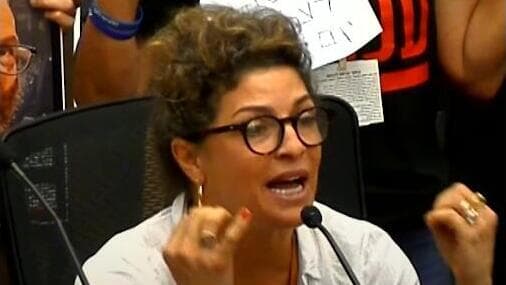 עדי אשכנזי בנאומה (צילום מסך, אינסטגרם) עדי אשכנזי בנאומה