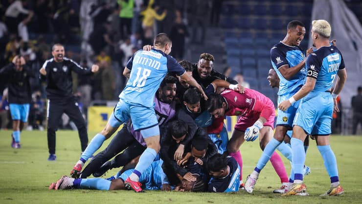 שחקני בית"ר ירושלים חוגגים