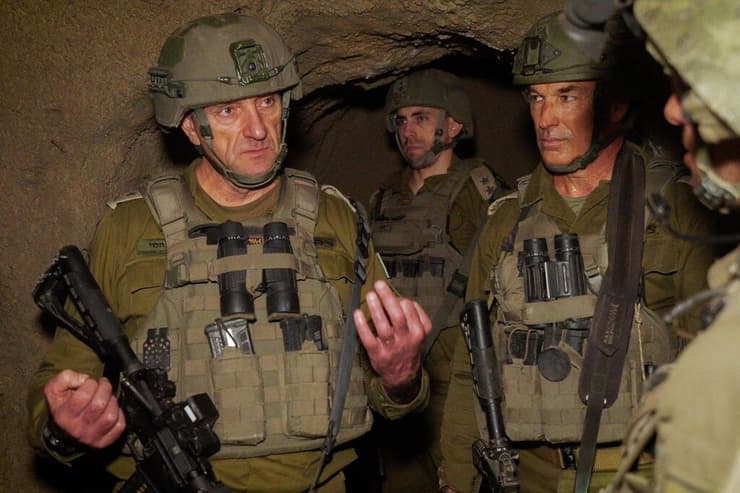 הרמטכ"ל הלוי עם אלוף פיקוד הצפון במנהרה של חיזבאללה בלבנון. "אנחנו נציב את התנאים" (צילום: דובר צה"ל ) הרמטכ״ל, רב-אלוף הרצי הלוי, סייר השבוע עם מפקד פיקוד הצפון ומפקד אוגדה 98 במתחם התת-קרקעי של ארגון הטרור חיזבאללה בדרום לבנון