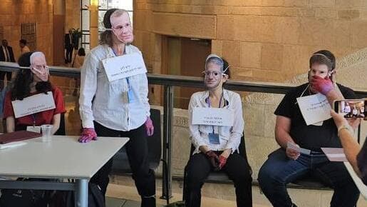 תיעוד: פעילים למען עסקת שחרור החטופים מחו במזנון הכנסת והוצאו הכוח