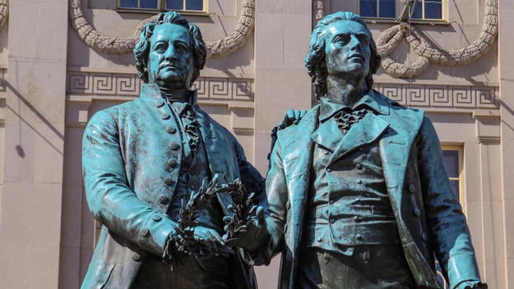 פסלם של יוהאן וולפגנג פון גתה ופרידריך שילר 