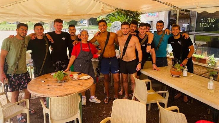 דיין-זמיר עם לוחמים בבית הקפה. "בזכותם העסק לא קורס"