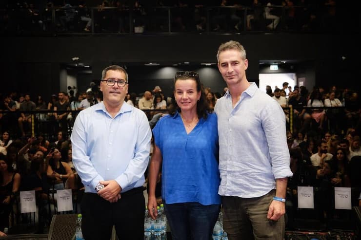 יקי דיין יו"ר עמותת איילים, סיגל ברזלי מנכ"לית עמותת איילים ושר שלום גרבי, מנהל חטיבת חינוך וקהילה בקק״ל (צילום: דוד סאלם) יקי דיין יו"ר עמותת איילים, סיגל ברזלי מנכ"לית עמותת איילים ושר שלום גרבי, מנהל חטיבת חינוך וקהילה בקק״ל.