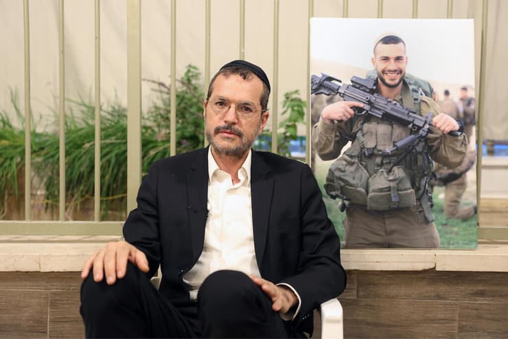 הרב חיים הלל לצד תמונת בנו, סמ"ר יעקב הלל ז"ל