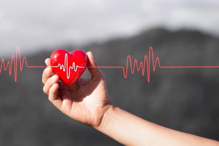 פרפור פרוזדורים - הפרעת קצב לב שגורמת לעליות הלב להתכווץ בצורה לא סדירה. 