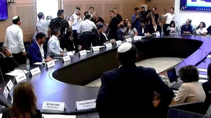 ועדת הכנסת - כמעט מכות בין חברי הכנסת, ח״כ אלמוג כהן ועופר כסיף אומר לאם של לוחם ״סתמי את הפה״ ואיתמר בן גביר