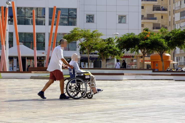 ביטוח סיעודי. המשבר בענף הסיעוד מתבטא בעלייה הדרמטית במספר הסיעודיים בעשור האחרון (צילום: shutterstock) ביטוח סיעודי
