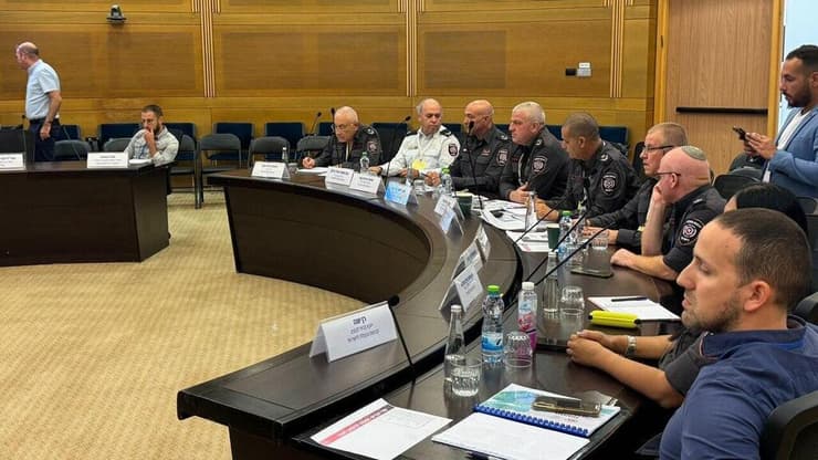 רב טפסר אייל כספי ומפקדי מחוזות לצד ח״כ צביקה פוגל בכנסת