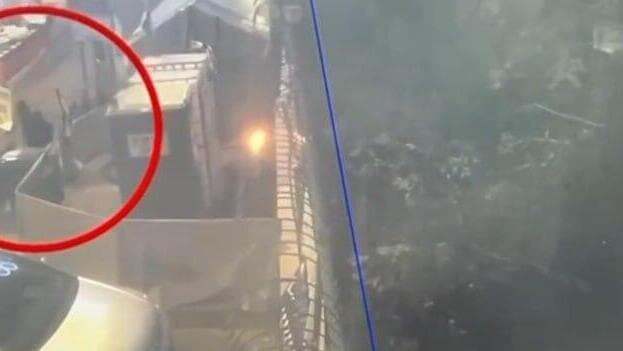 תיעוד: תושב קריית גת מצית את מאהל משפחות החטופים והנרצחים מול קריית הממשלה בירושלים