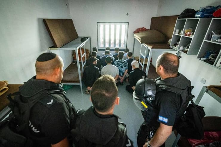 אסירים ביטחוניים בבית סוהר גנות אסירים ביטחוניים בבית סוהר גנות