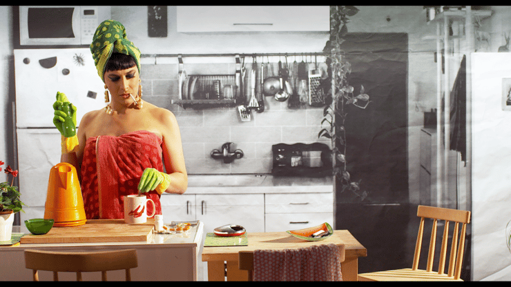 "אני מתעקש להגיב ברוח, יצירה ויופי. זה התפקיד שלי בעולם". מתוך "פרחים של מרציפן" (צילום: איתי גרוס) מתוך "פרחים של מרציפן"