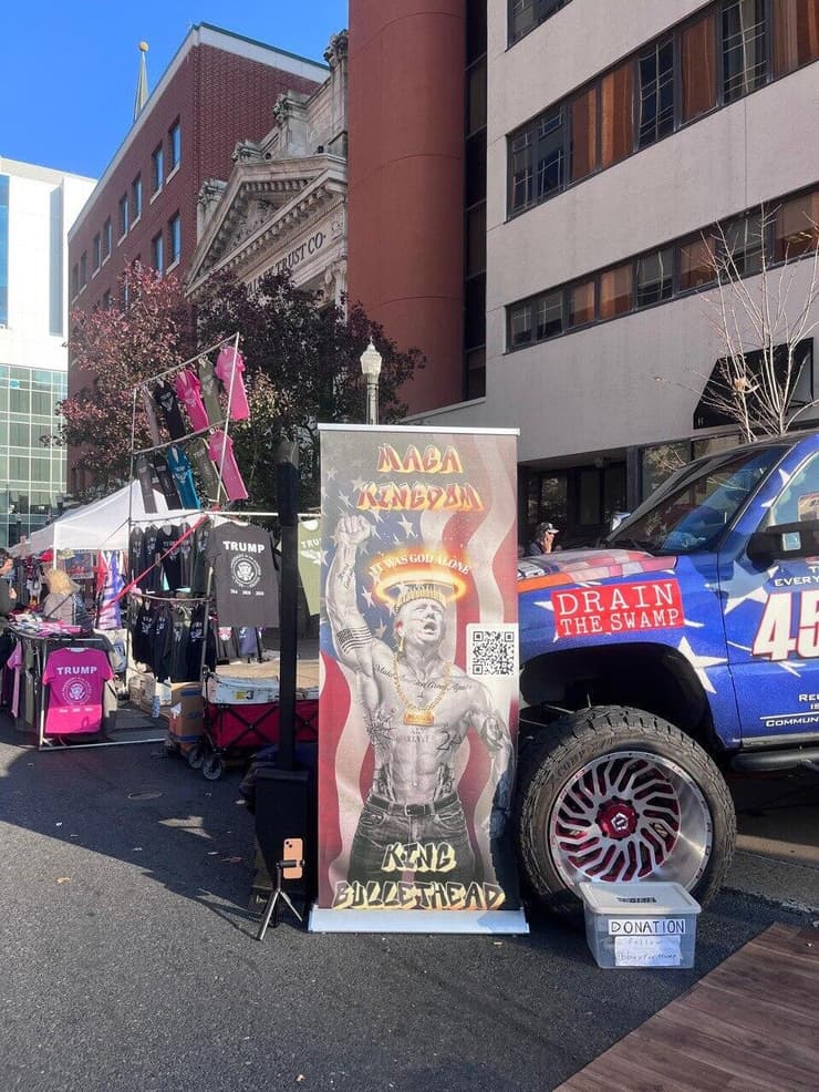 מהללים את טראמפ עם הכיתוב MAGA - קיצור של Make America Great Again, סיסמת הבחירות שלו מ-2016 שהפכה לשם התנועה הפוליטית שהוא מוביל (צילום: ציפי שמילוביץ) עצרת הבחירות של דונאלד טראמפ