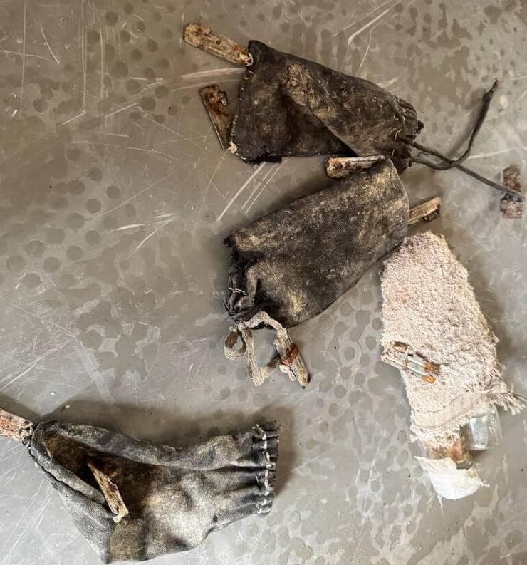 שקיות המגנטים המאולתרות איתור טלפון סלולרי שהחביאו אסירים ביטחוניים בכלא גנות