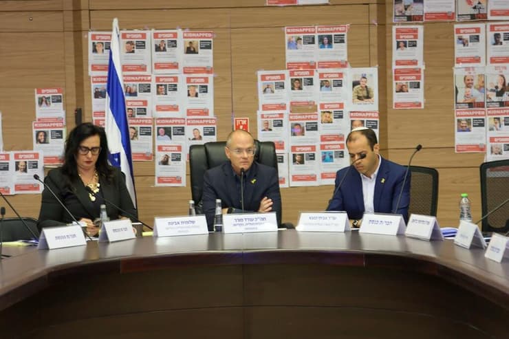 ח"כ עודד פורר (במרכז) ומנכ"ל משרד העלייה והקליטה אביחי כהנא (מימין) (צילום: דני שם-טוב, דוברות הכנסת) ח"כ עודד פורר (במרכז) ומנכ"ל משרד העלייה והקליטה אביחי כהנא (מימין)