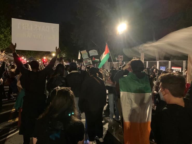 מתנגדי ישראל מפגינים ליד עצרת של קמלה האריס בוושינגטון