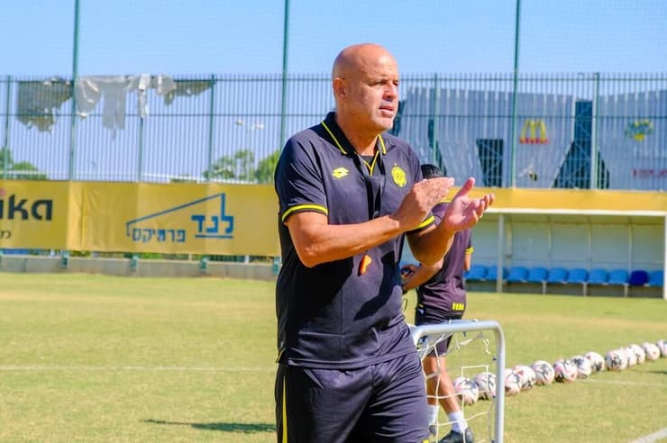 אבוקסיס באימון הבכורה שלו בנתניה (צילום: דיגיטל מכבי נתניה) מאמן מכבי נתניה יוסי אבוקסיס