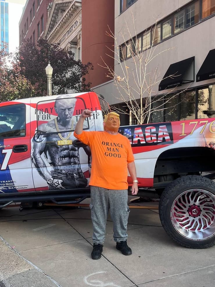 הצדעה לכתום בשולי העצרת. 90% מהמשתתפים - לבנים (צילום: ציפי שמילוביץ) תומך של דונלד טראמפ מחופש אליו