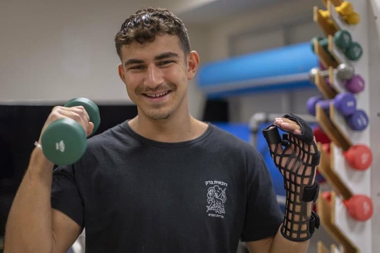 ליאור סינייסקי בשיקום. מה שהכי קשה זה שהיד לא עובדת ושאני לא יכול להחזיק מזלג (צילום: אלי דסה) ליאור סינייסקי בשיקום