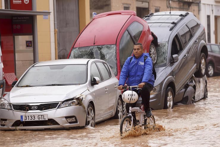 מכוניות שנסחפו וניזוקו ב ולנסיה ספרד שיטפונות שיטפון