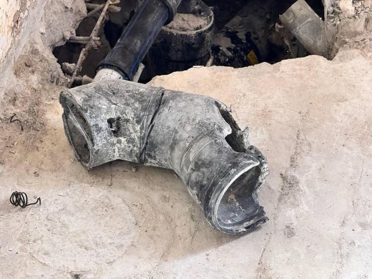 צינור הביוב שיורד מהשירותים שדרכו פתחו, באמצעות חיתוך גישה לחלל התת-קרקעי איתור טלפון סלולרי שהחביאו אסירים ביטחוניים בכלא גנות