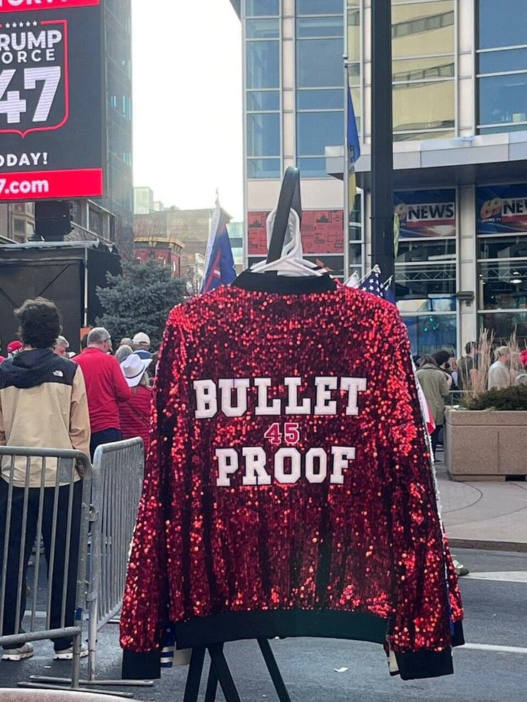 חגיגת המרצ'נדייז בעצרת. הכיתוב "חסין כדורים" - רמז לניסיונות ההתנקשות בטראמפ - עם המספר 45, בשל היותו הנשיא ה-45 של ארה"ב (צילום: ציפי שמילוביץ) עצרת הבחירות של דונאלד טראמפ